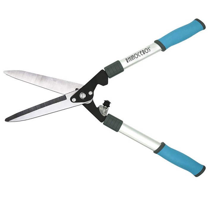 Penggunaan alat berkebun - gunting cabang tinggi dan gergaji cabang tinggi